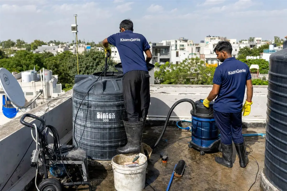 KaamGenie crew cleaning a water tank in Ber Sarai, Delhi