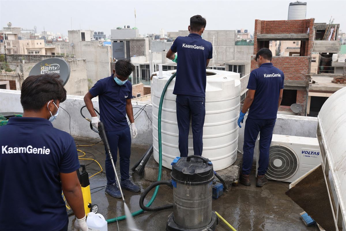 KaamGenie crew cleaning the shared rooftop tank of an independent builder floor building in Delhi