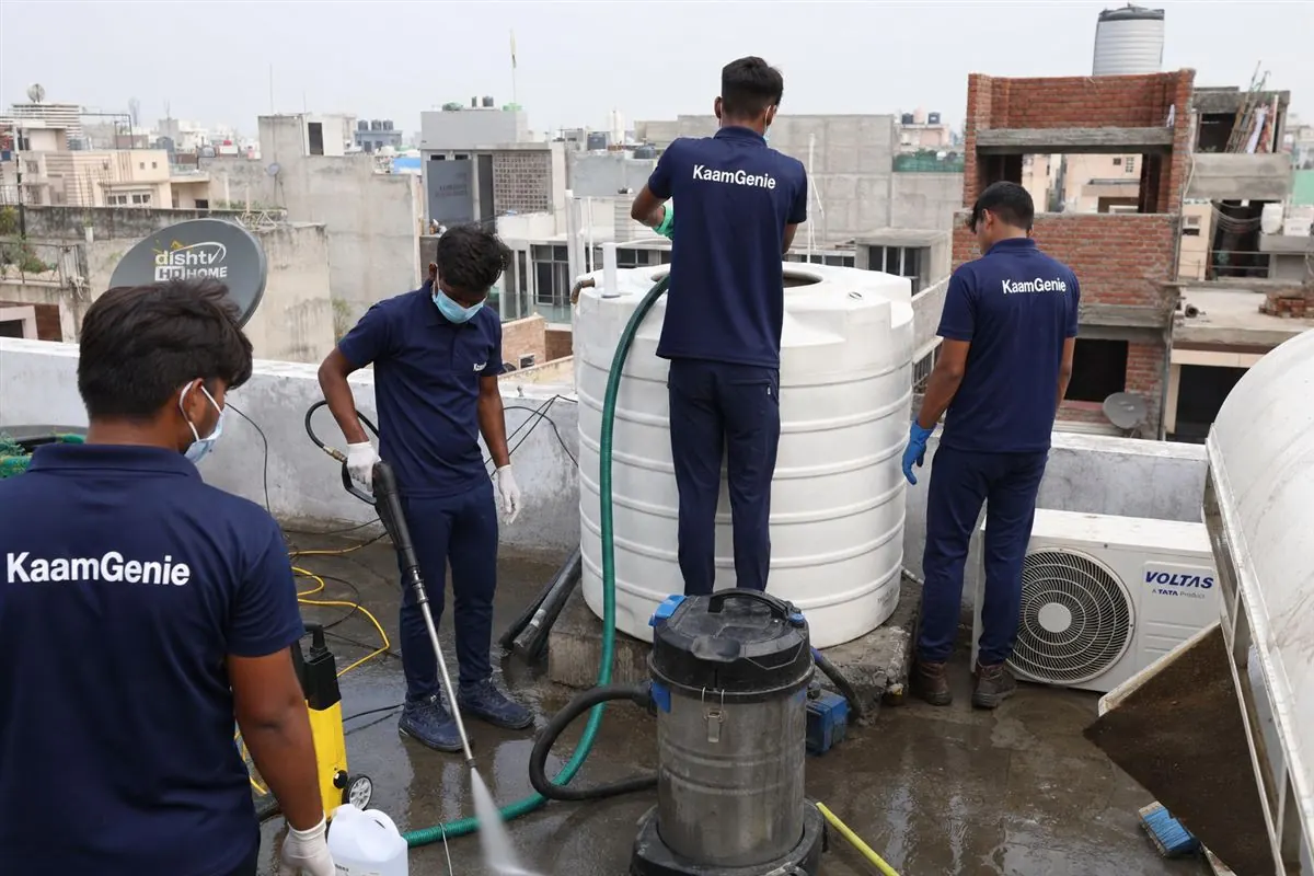 KaamGenie crew cleaning the shared rooftop tank of an independent builder floor building in Delhi