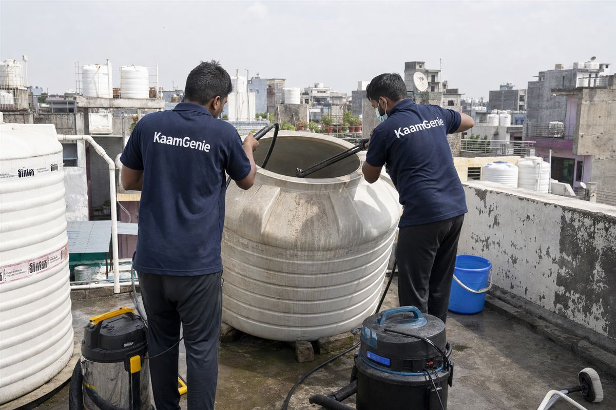 KaamGenie crew cleaning a water tank in Burari, Delhi