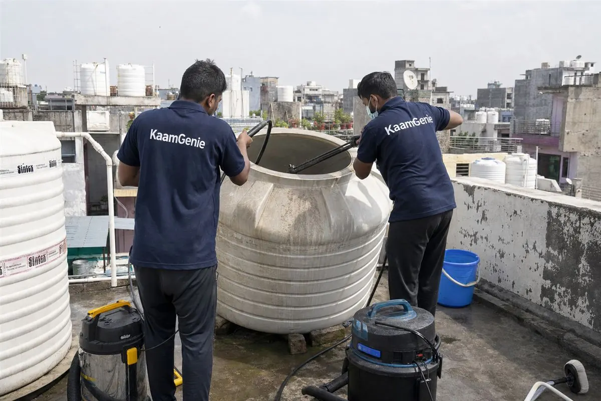 KaamGenie crew cleaning a water tank in Burari, Delhi