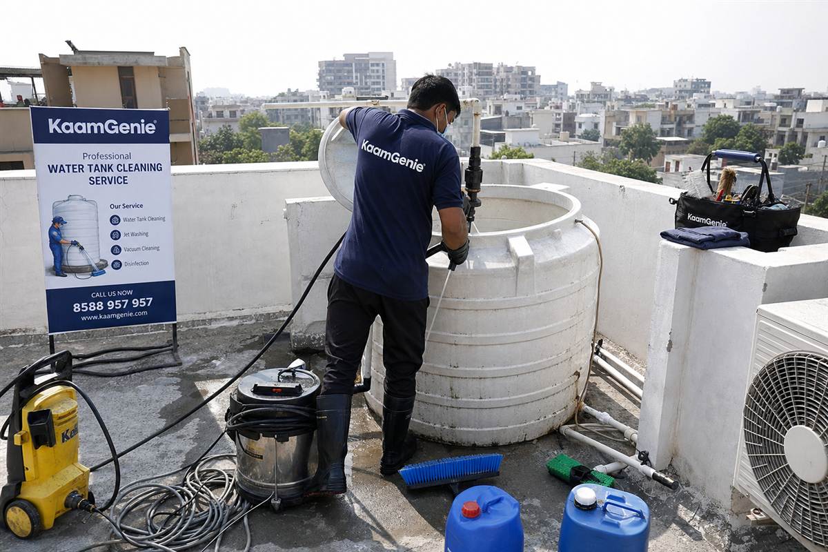 KaamGenie crew doing same-day water tank cleaning in Faridabad