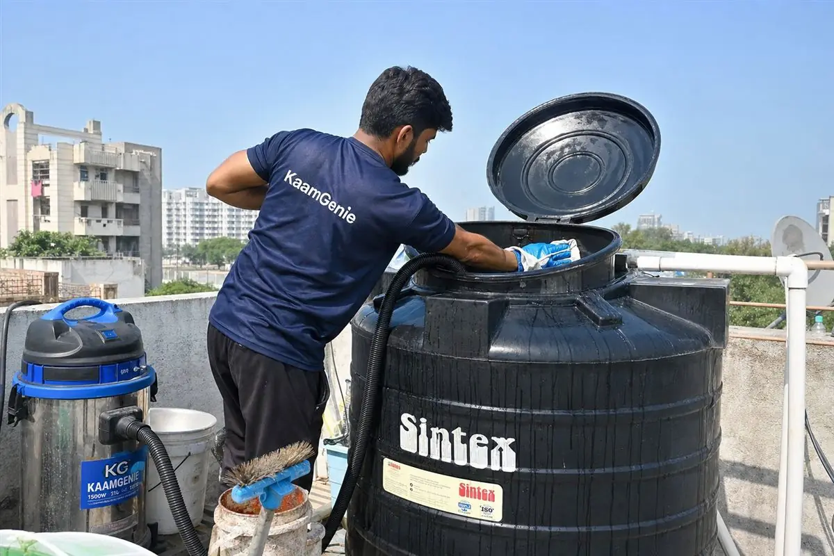 KaamGenie crew doing sintex and plastic tank cleaning in Faridabad