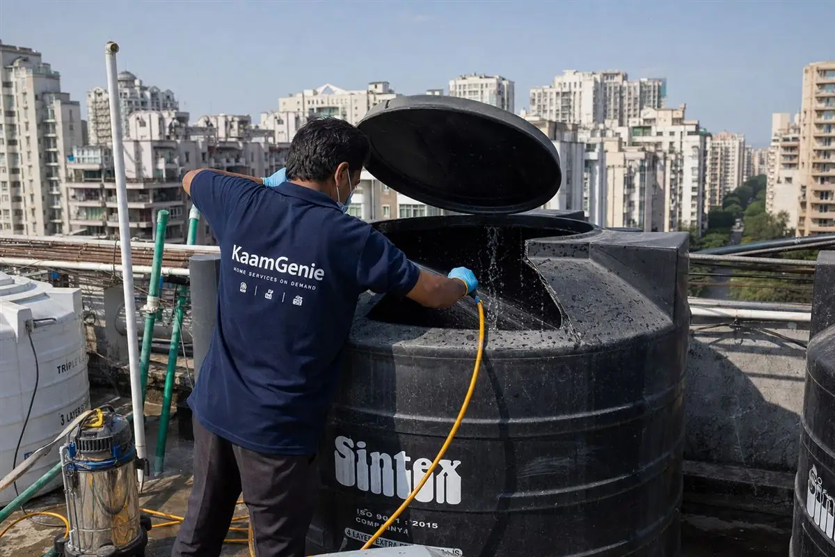 KaamGenie crew doing sintex and plastic tank cleaning in Ghaziabad