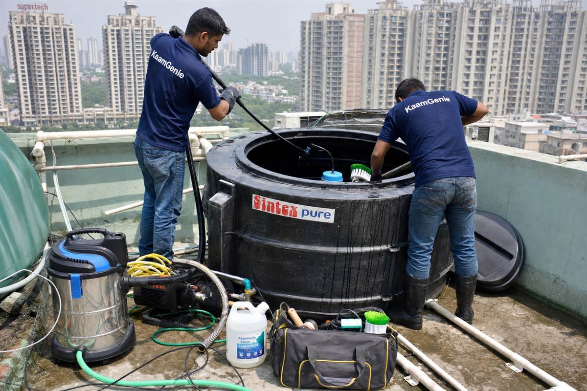 KaamGenie crew doing same-day water tank cleaning in Noida