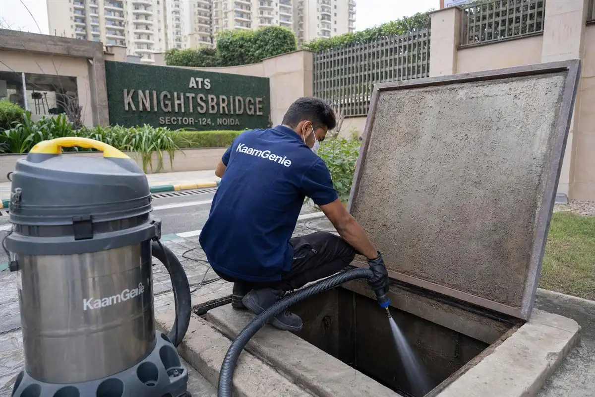 KaamGenie crew doing underground sump cleaning in Noida