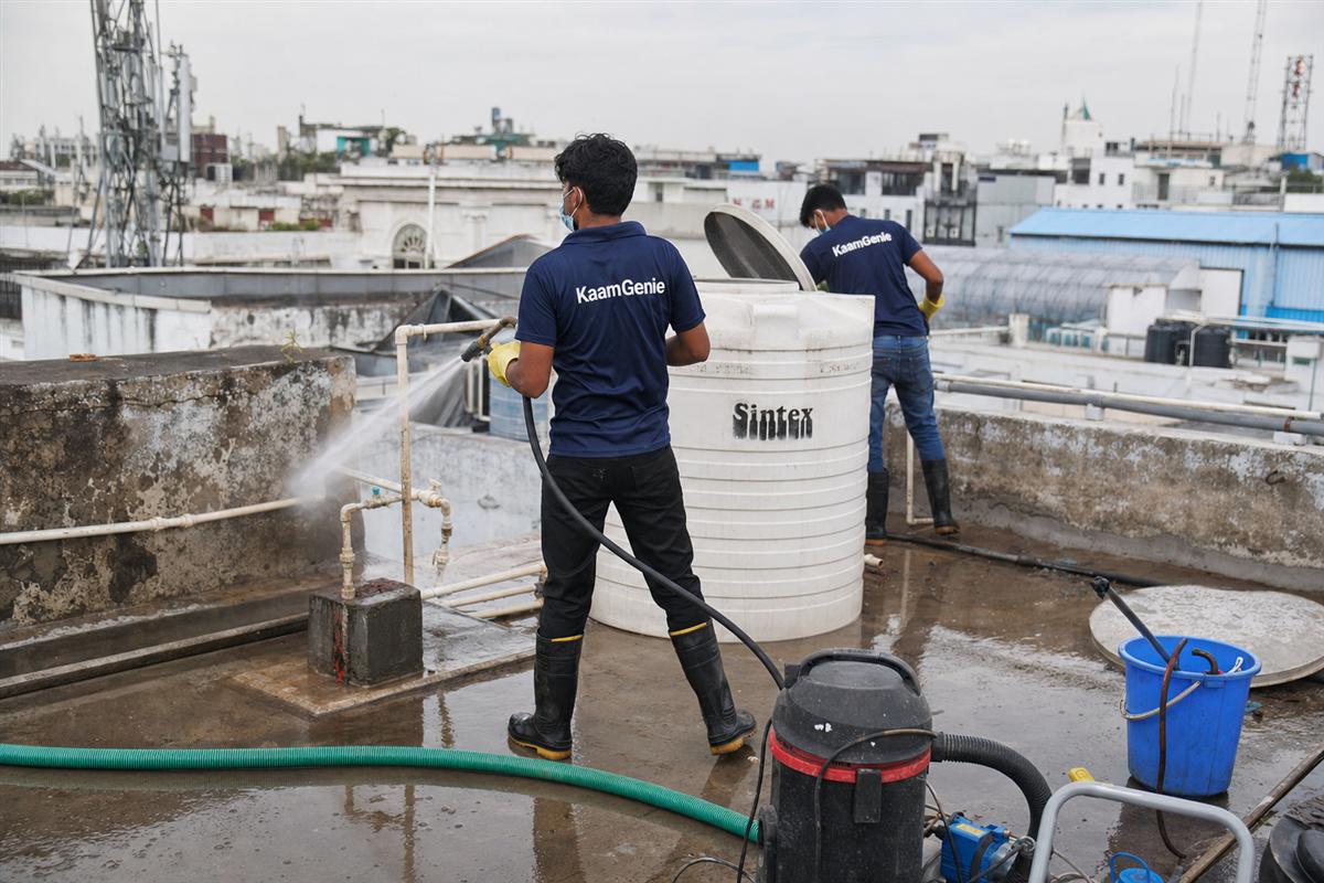 KaamGenie crew cleaning a water tank in Connaught Place, Delhi