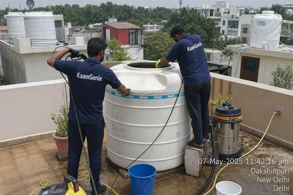 KaamGenie crew cleaning a water tank in Dakshinpuri, Delhi