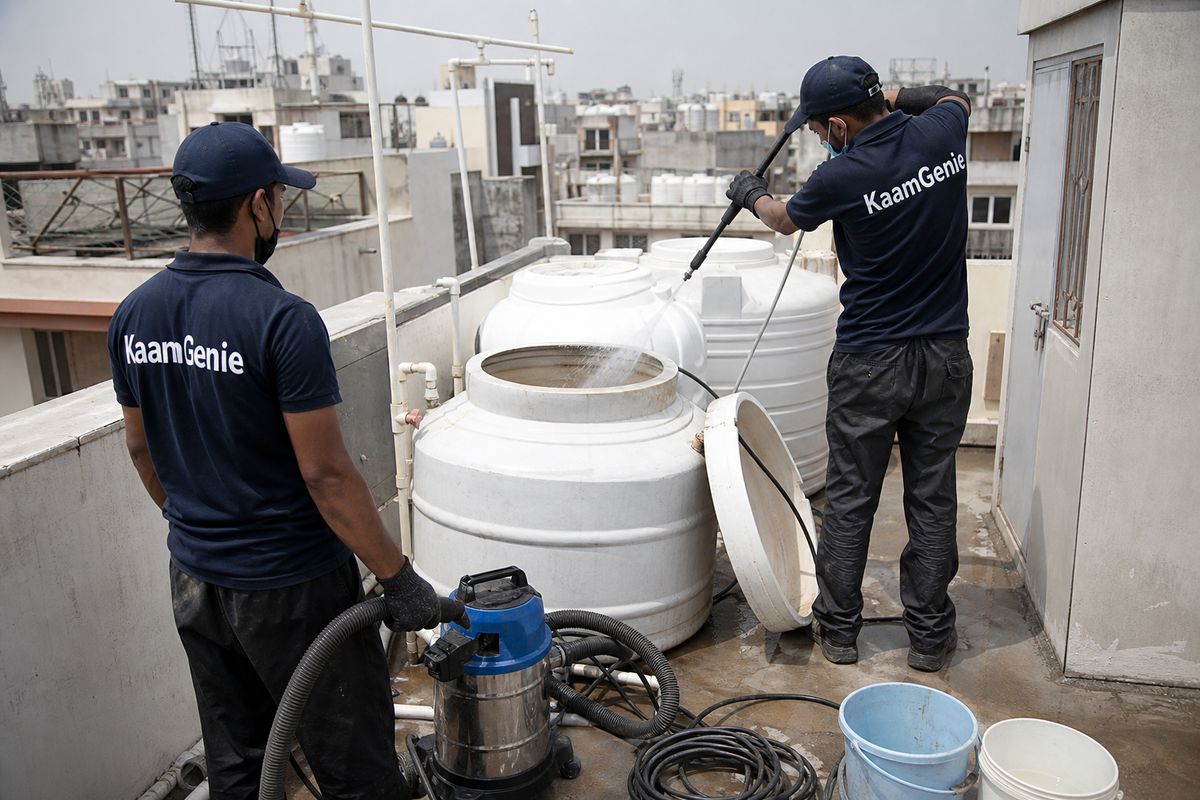 KaamGenie crew cleaning a water tank in Dayanand Colony, Delhi