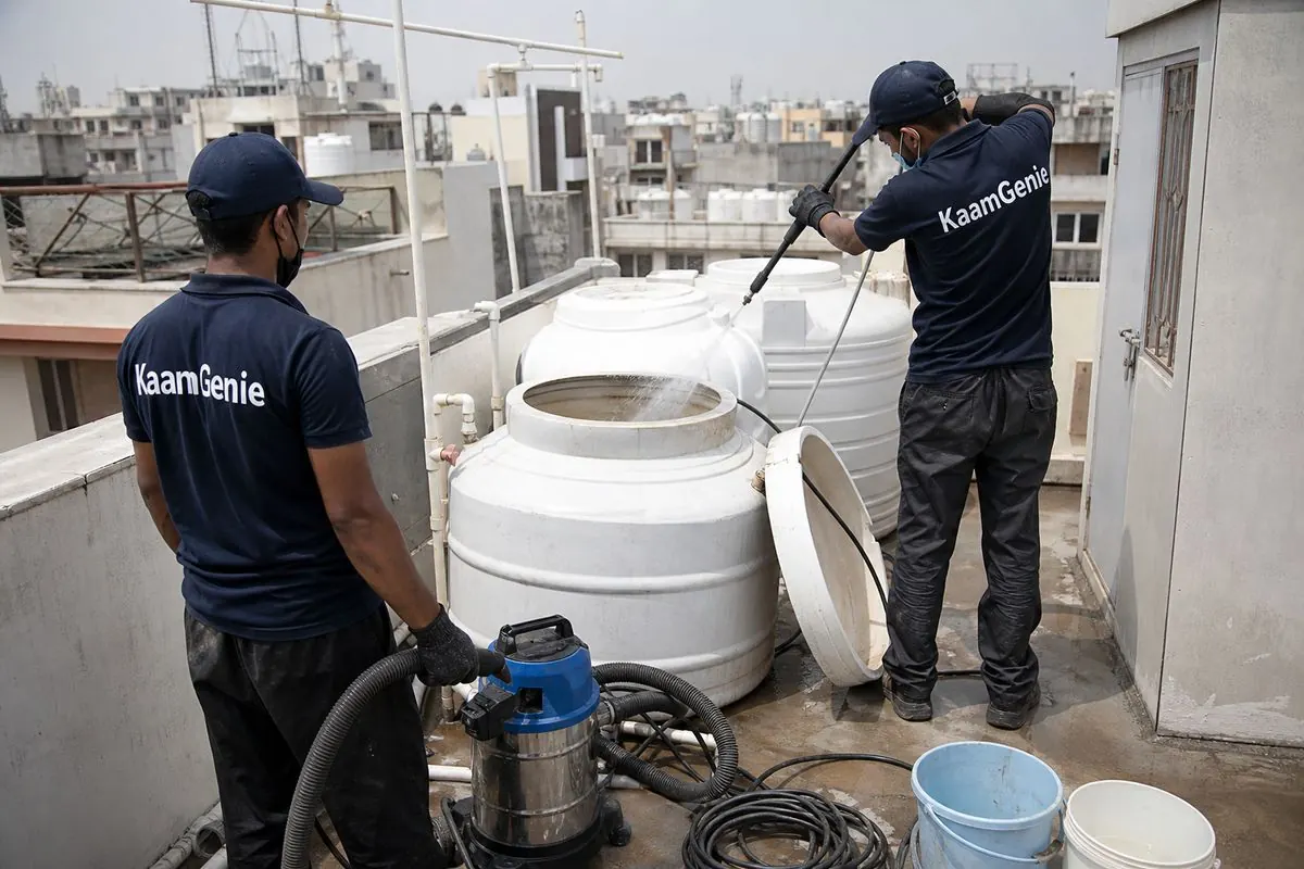 KaamGenie crew cleaning a water tank in Dayanand Colony, Delhi