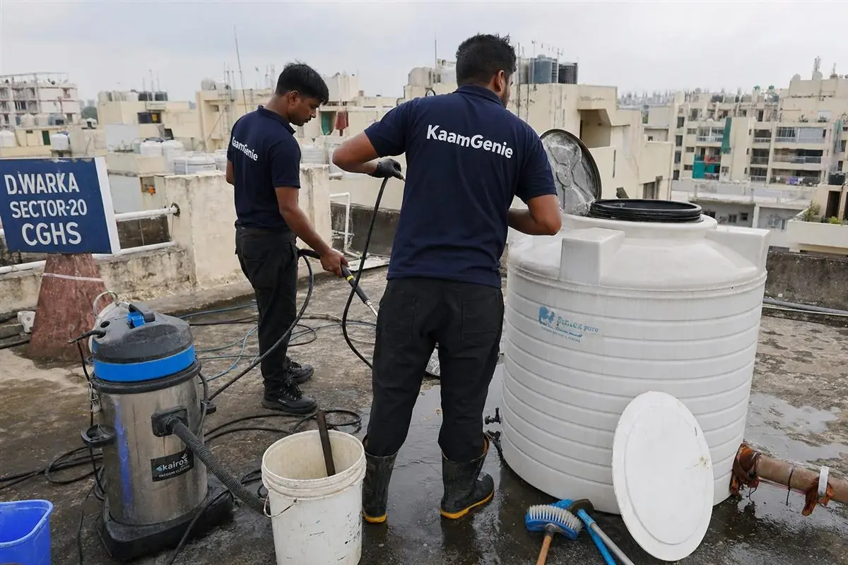 KaamGenie crew cleaning a water tank in Dwarka Sector 20, Delhi