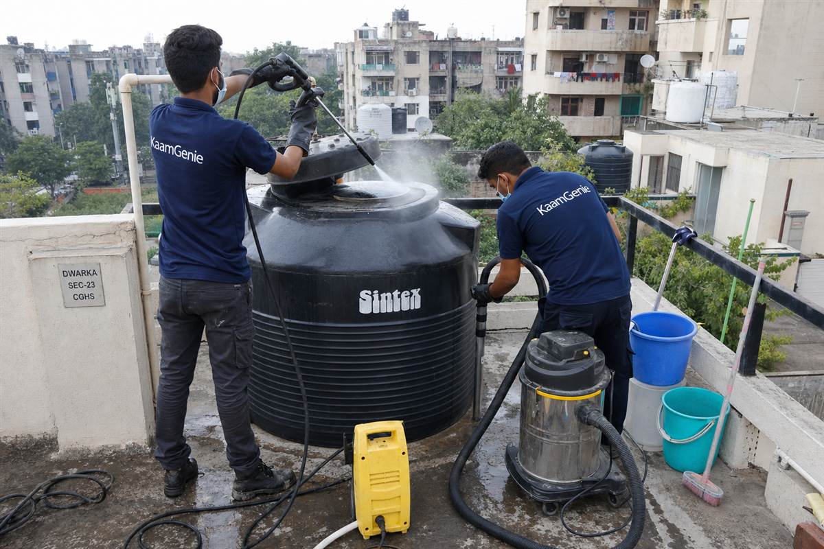 KaamGenie crew cleaning a water tank in Dwarka Sector 23, Delhi
