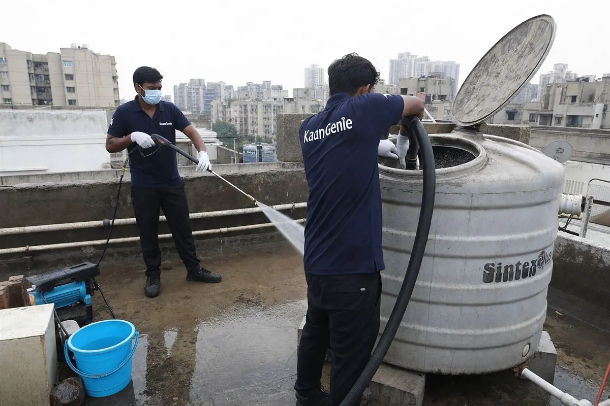 KaamGenie crew cleaning a water tank in Dwarka Sector 4, Delhi