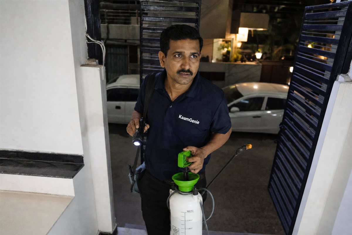 KaamGenie pest control technician arriving at a Delhi home with an emergency service kit to handle a sudden infestation