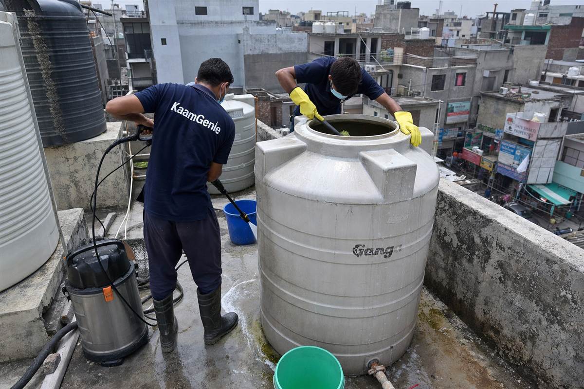 KaamGenie crew cleaning a water tank in Dabua Colony, Faridabad