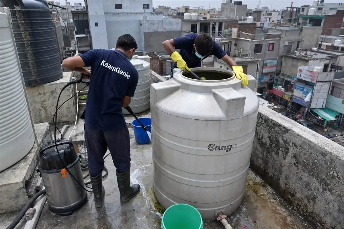 KaamGenie crew cleaning a water tank in Dabua Colony, Faridabad