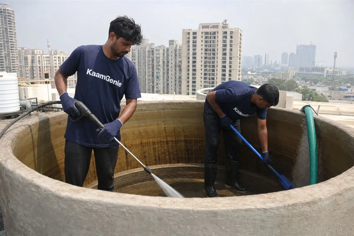 KaamGenie crew cleaning a water tank in Sahibabad, Ghaziabad