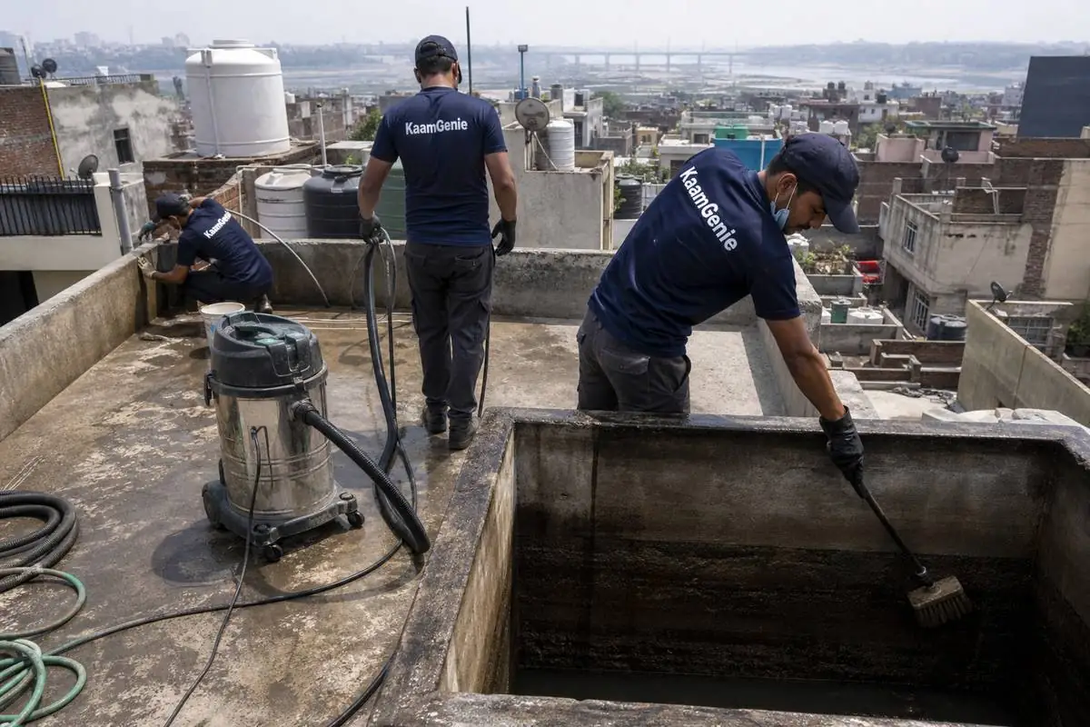KaamGenie crew cleaning a water tank in Ghonda, East Delhi