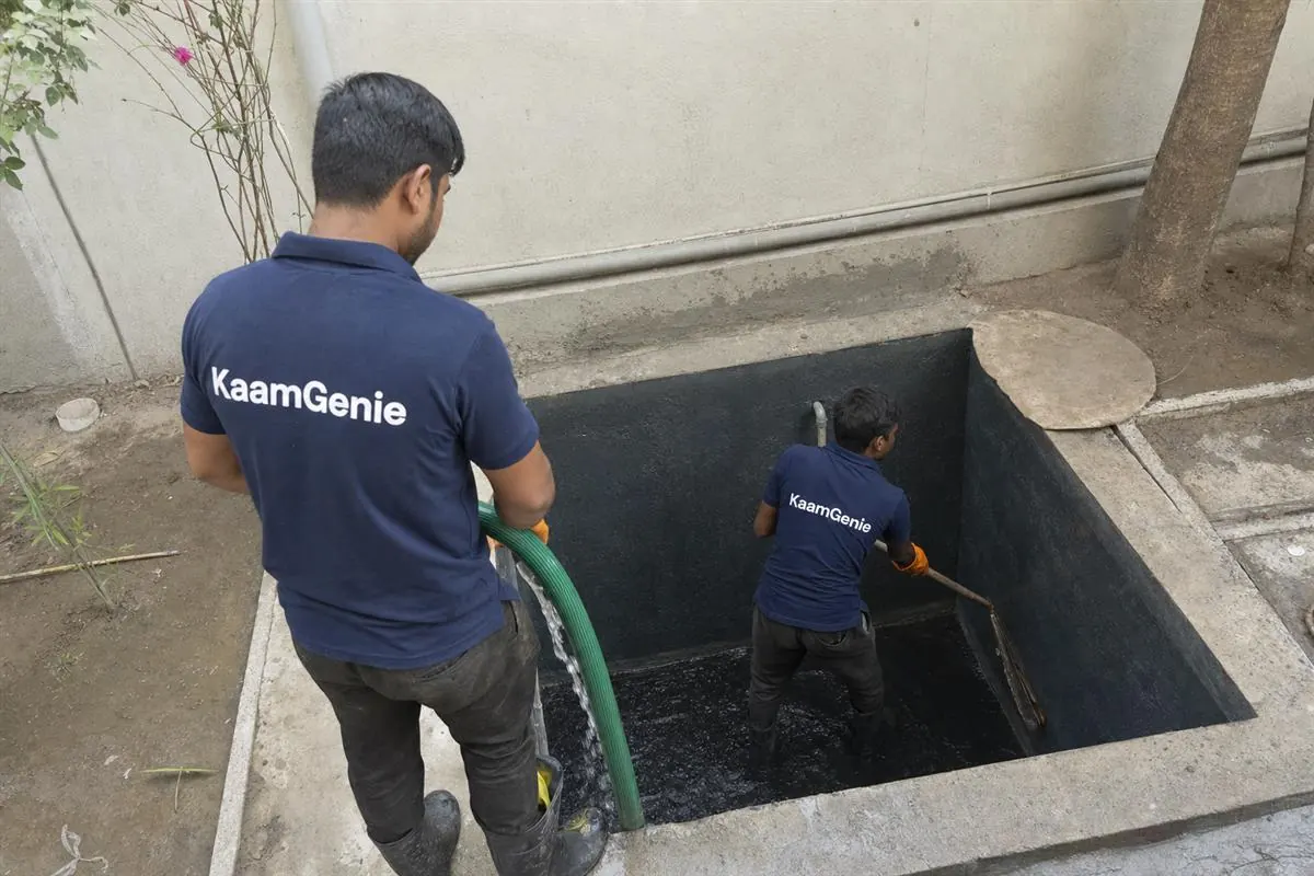 KaamGenie crew cleaning a water tank in Rajendra Park, Gurgaon