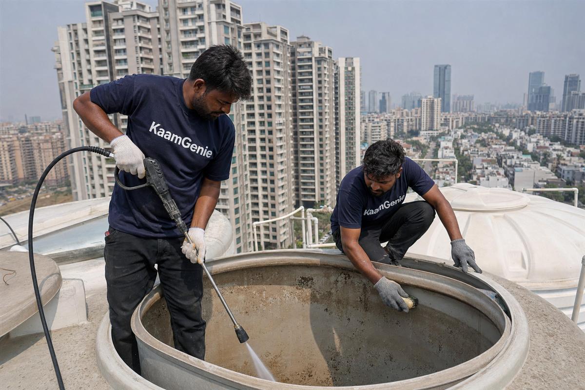 KaamGenie crew cleaning a water tank in Sushant Lok 2, Gurgaon