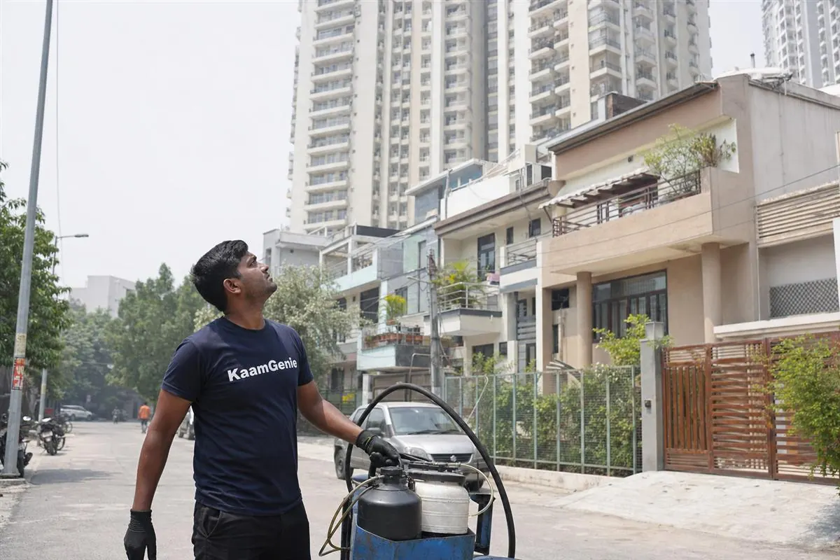 Split view of a Noida high-rise society underground reservoir and a plotted-house rooftop Sintex tank, both being cleaned by KaamGenie crews