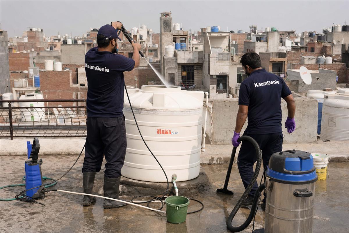KaamGenie crew cleaning a water tank in Holambi Kalan, Delhi
