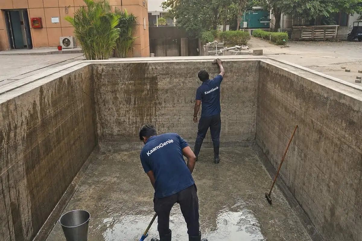 KaamGenie crew cleaning a very large underground water reservoir at a Noida hospital or university campus