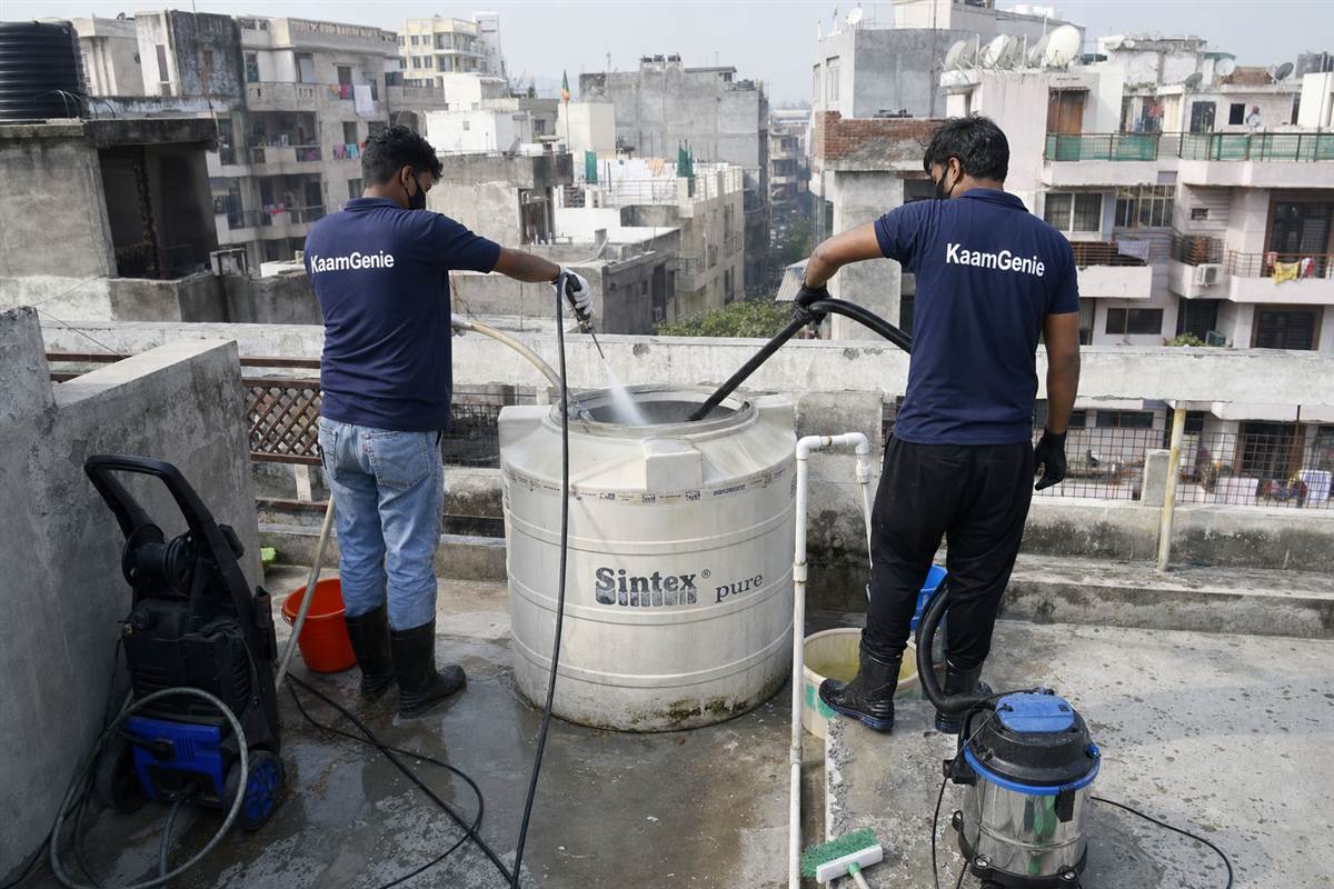 KaamGenie crew cleaning a water tank in Karkardooma, Delhi