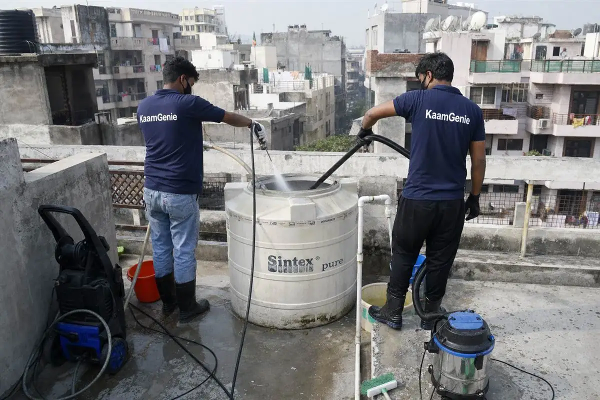 KaamGenie crew cleaning a water tank in Karkardooma, Delhi