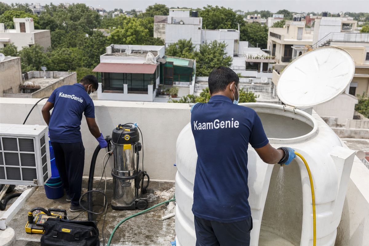 KaamGenie crew cleaning a water tank in Katwaria Sarai, Delhi