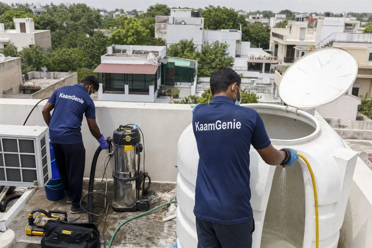 KaamGenie crew cleaning a water tank in Katwaria Sarai, Delhi
