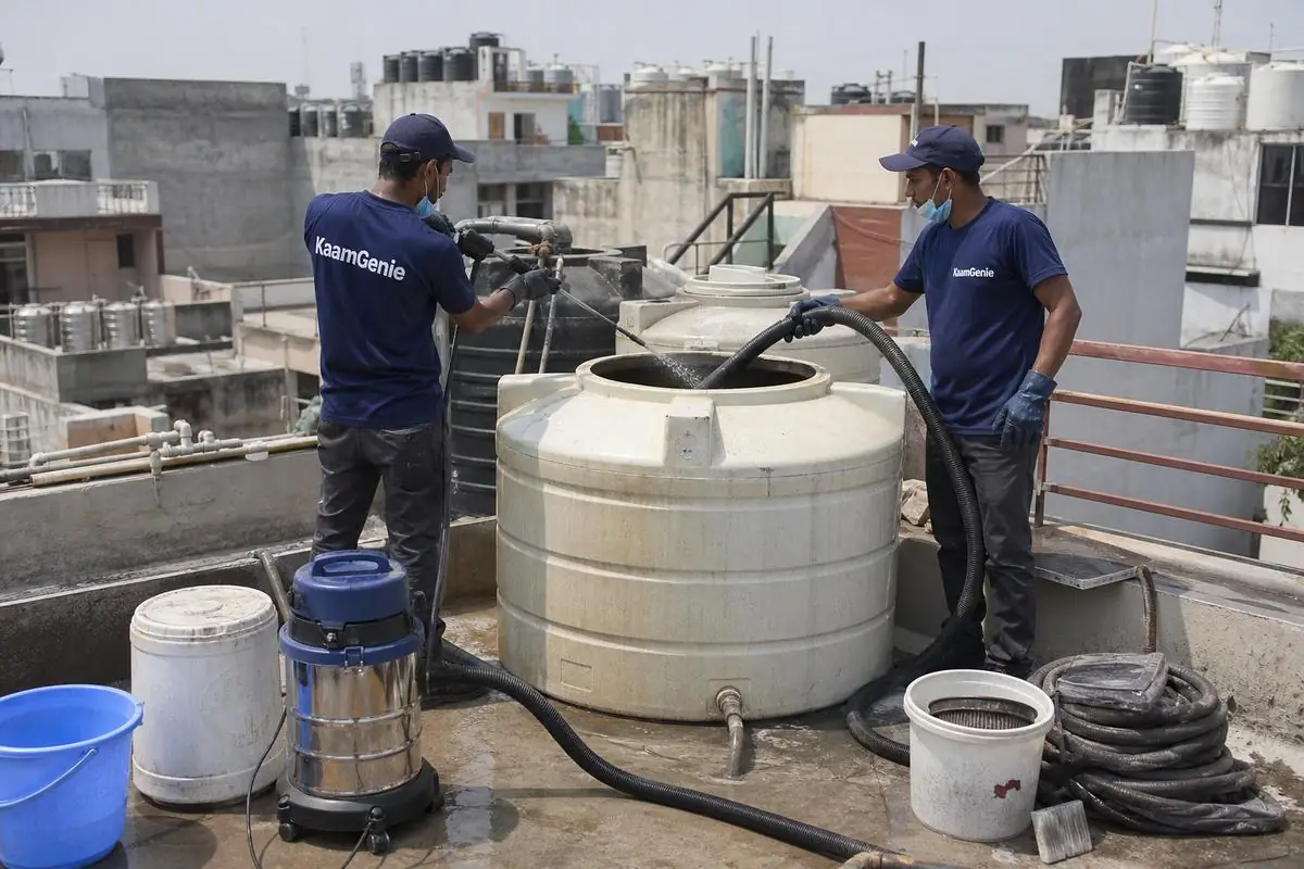 KaamGenie crew cleaning a water tank in Lajpat Nagar 4, Delhi