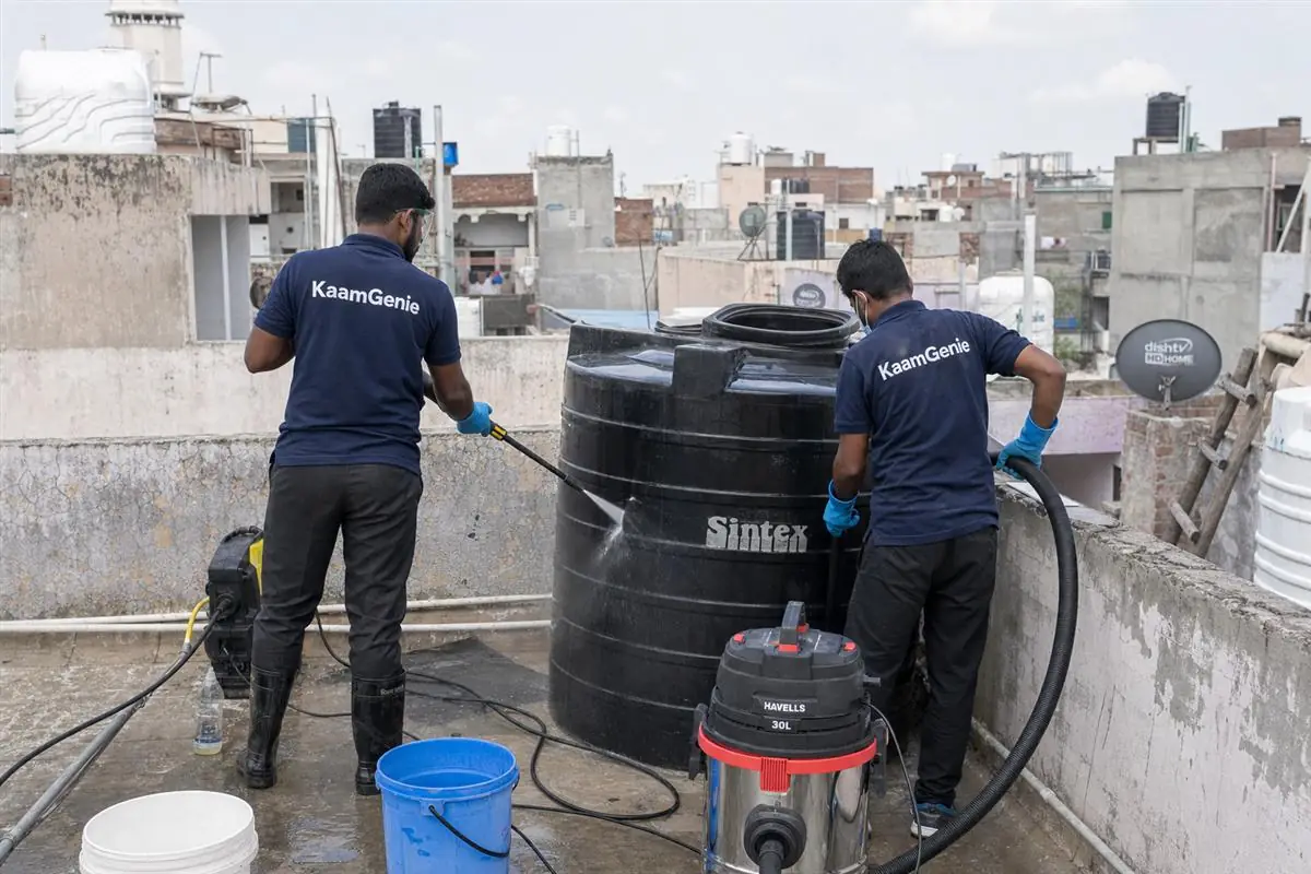 KaamGenie crew cleaning a water tank in Masudpur, Delhi