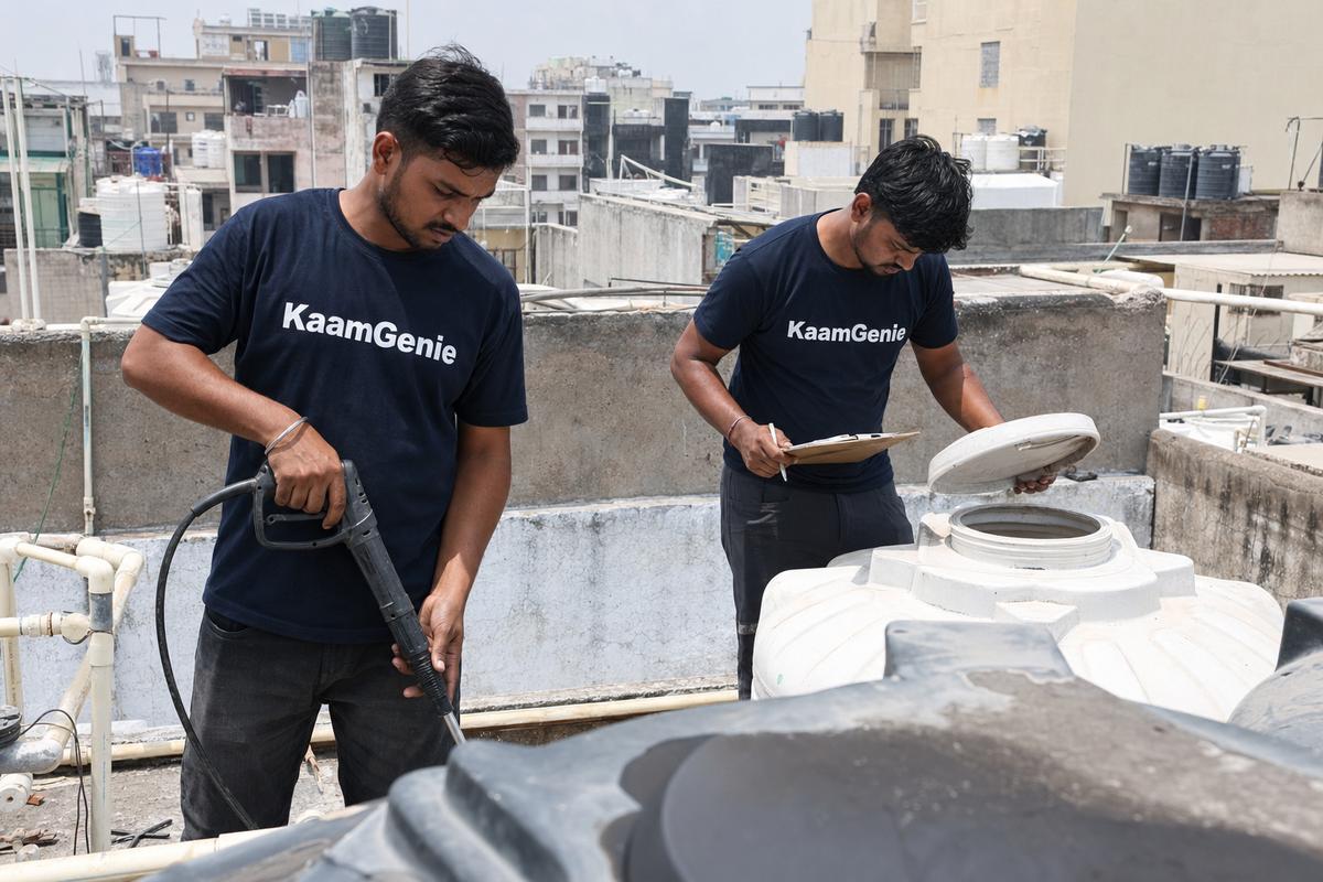 KaamGenie crew cleaning a water tank in Mukherjee Nagar, North Delhi