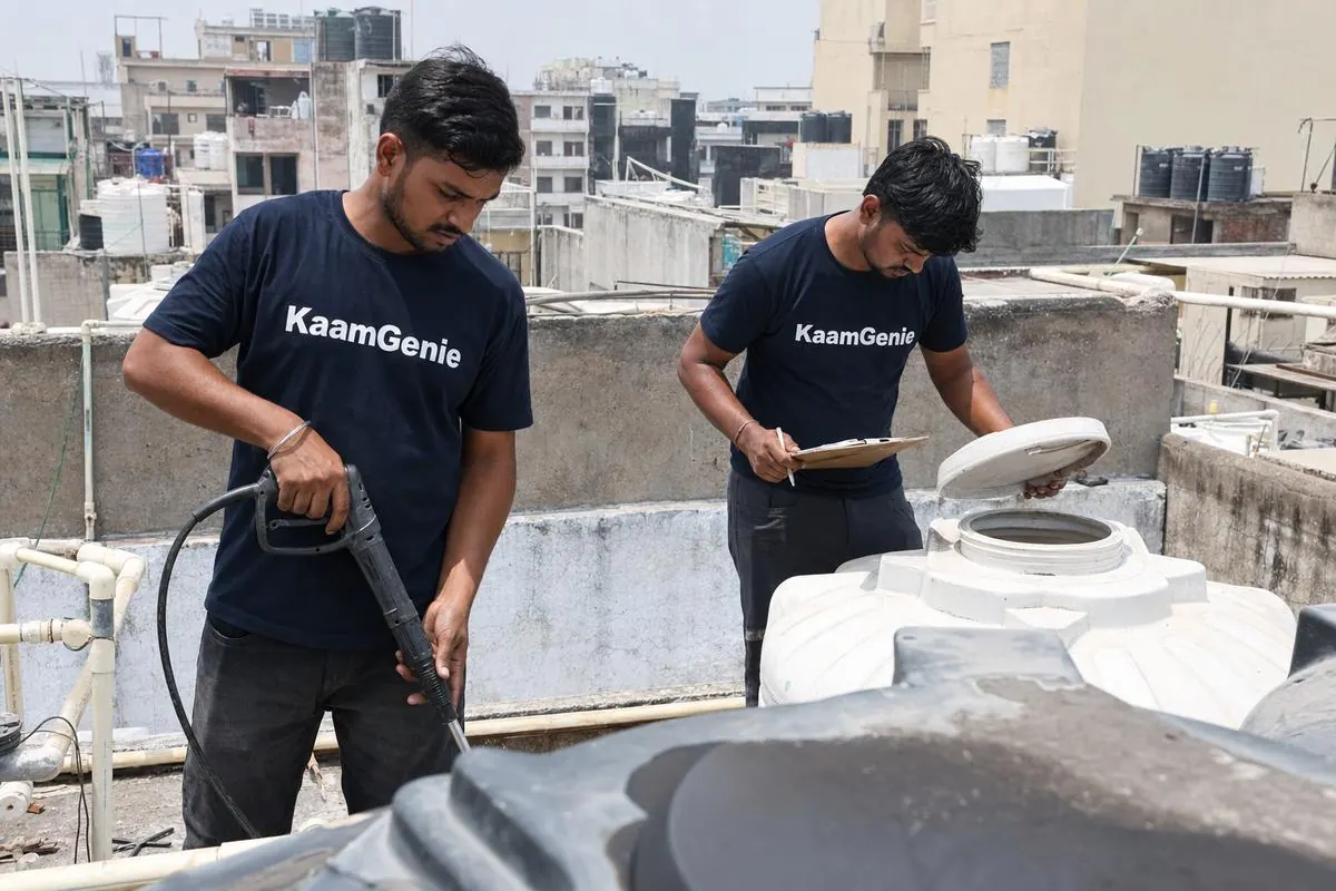 KaamGenie crew cleaning a water tank in Mukherjee Nagar, North Delhi