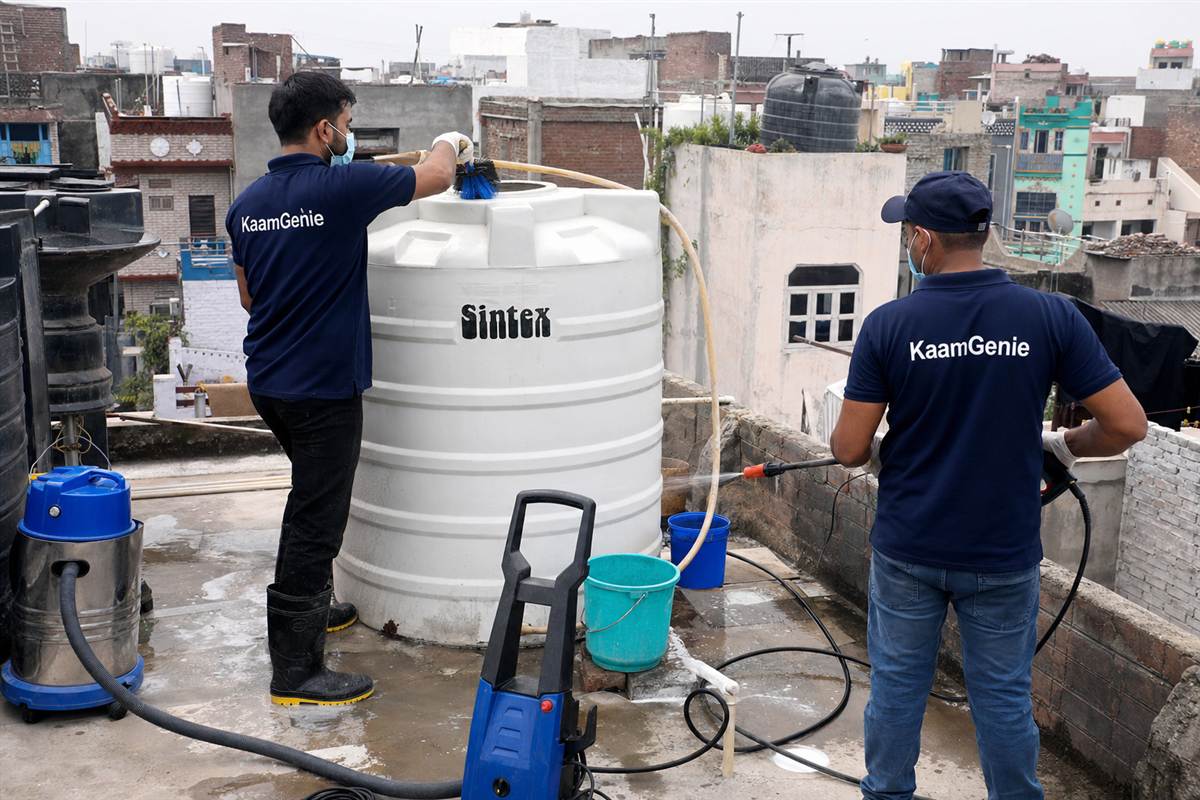 KaamGenie crew cleaning a water tank in Mukundpur, Delhi