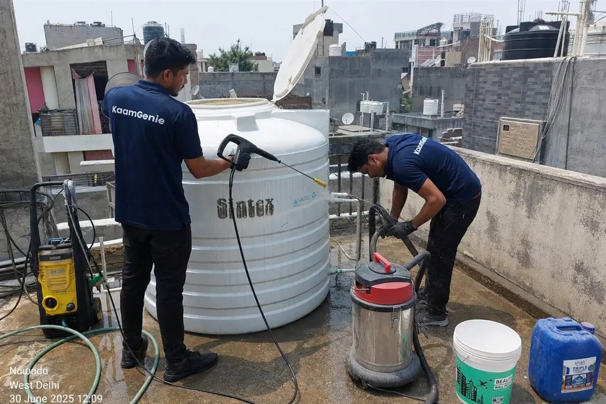 KaamGenie crew cleaning a water tank in Nawada, Delhi