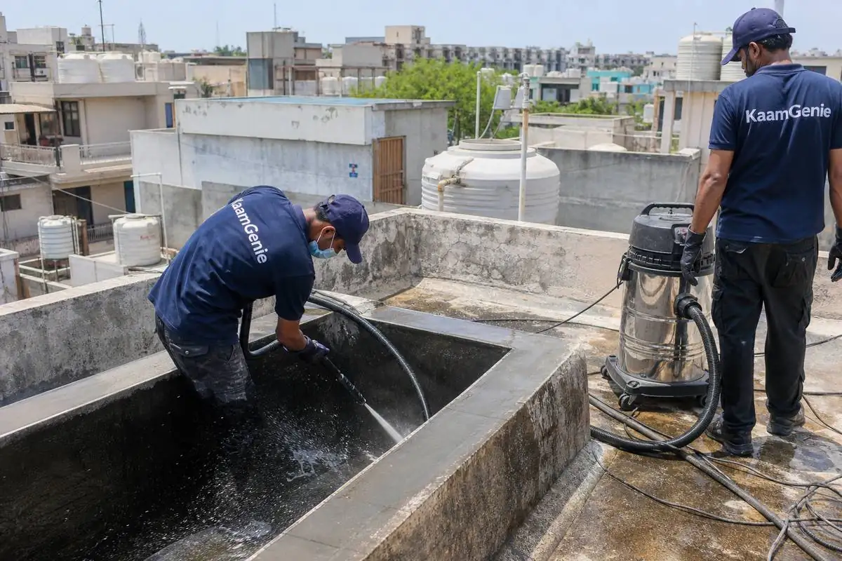 KaamGenie crew cleaning a water tank in Nirankari Colony, North Delhi