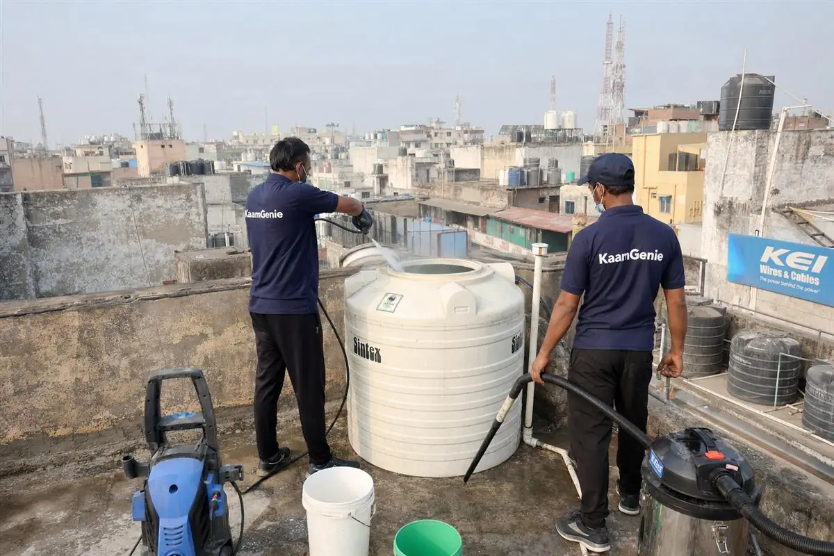 KaamGenie crew cleaning a water tank in Paharganj, Delhi