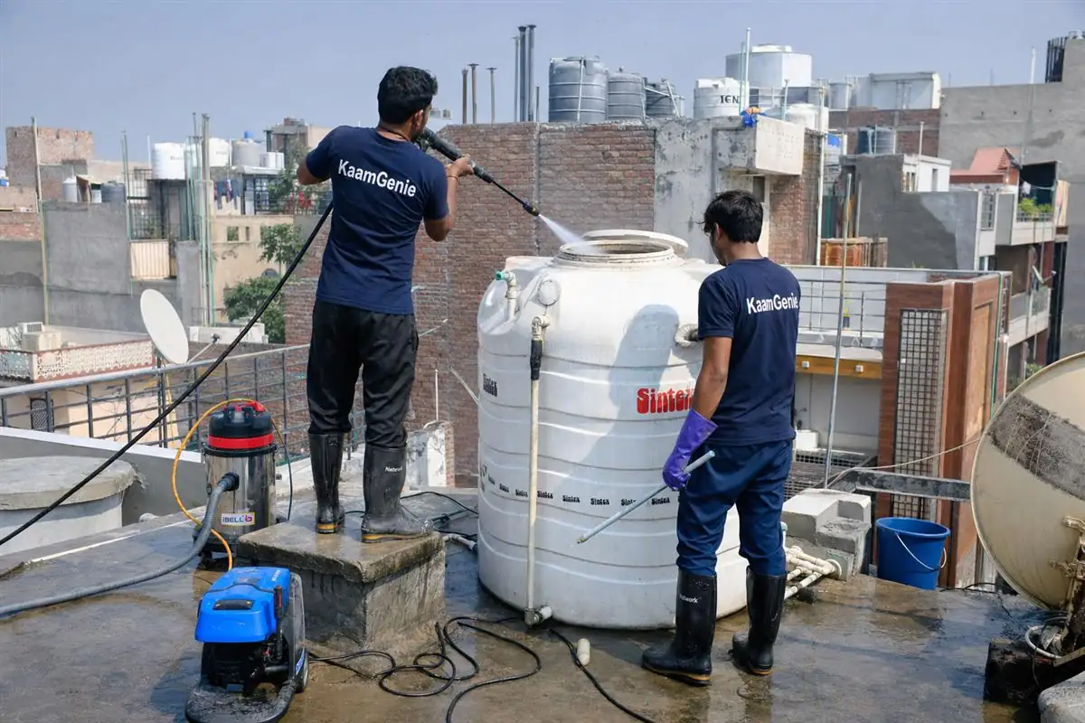 KaamGenie crew cleaning a water tank in Pul Prahladpur, Delhi