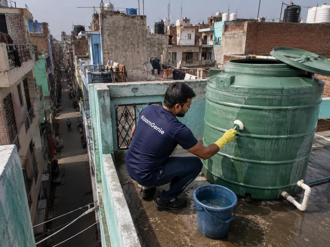 KaamGenie crew cleaning a water tank in Raghubar Pura, East Delhi