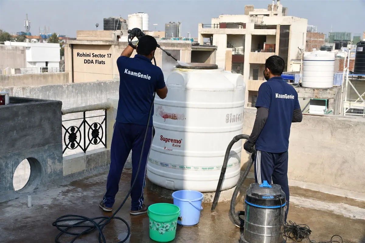 KaamGenie crew cleaning a water tank in Rohini Sector 17, Delhi