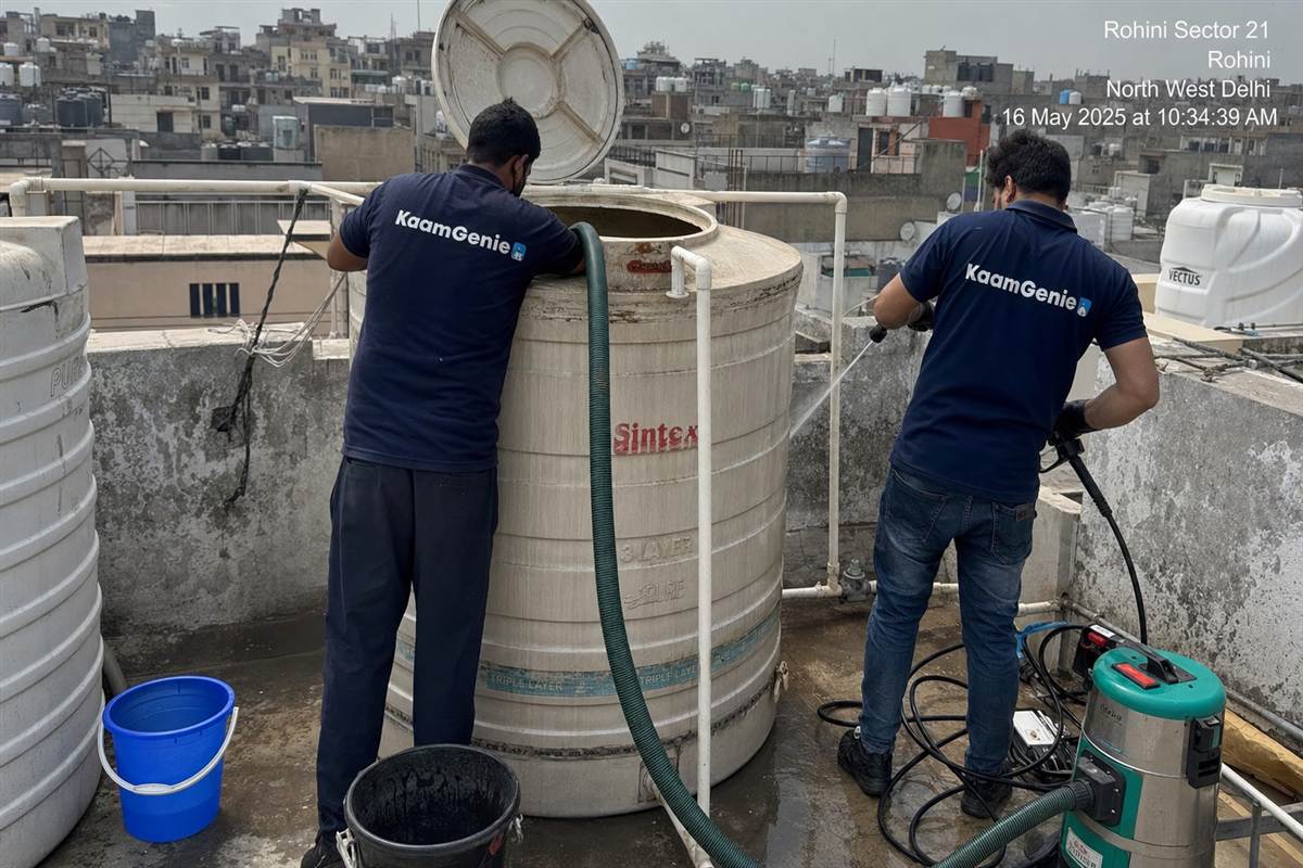 KaamGenie crew cleaning a water tank in Rohini Sector 21, Delhi