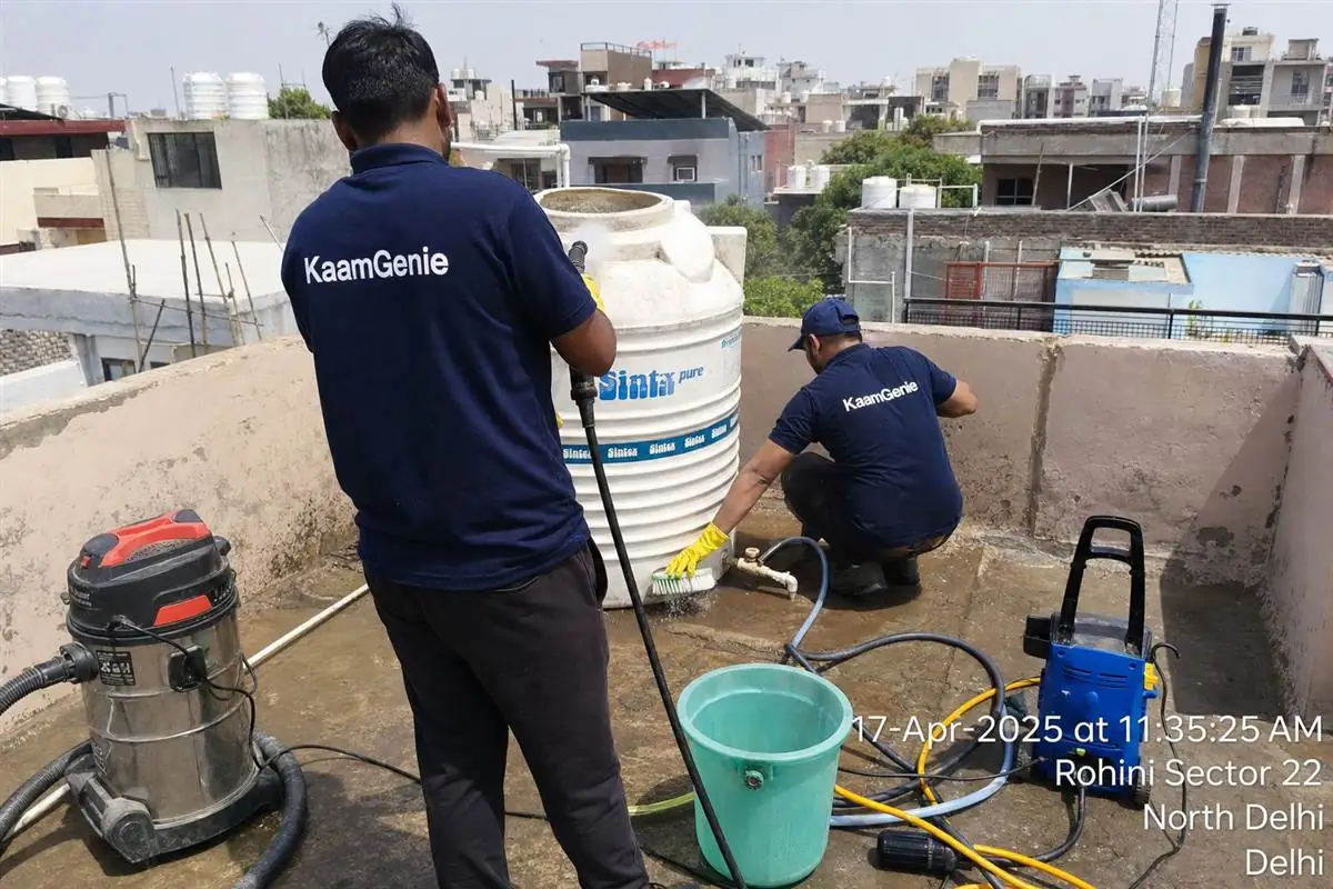 KaamGenie crew cleaning a water tank in Rohini Sector 22, Delhi