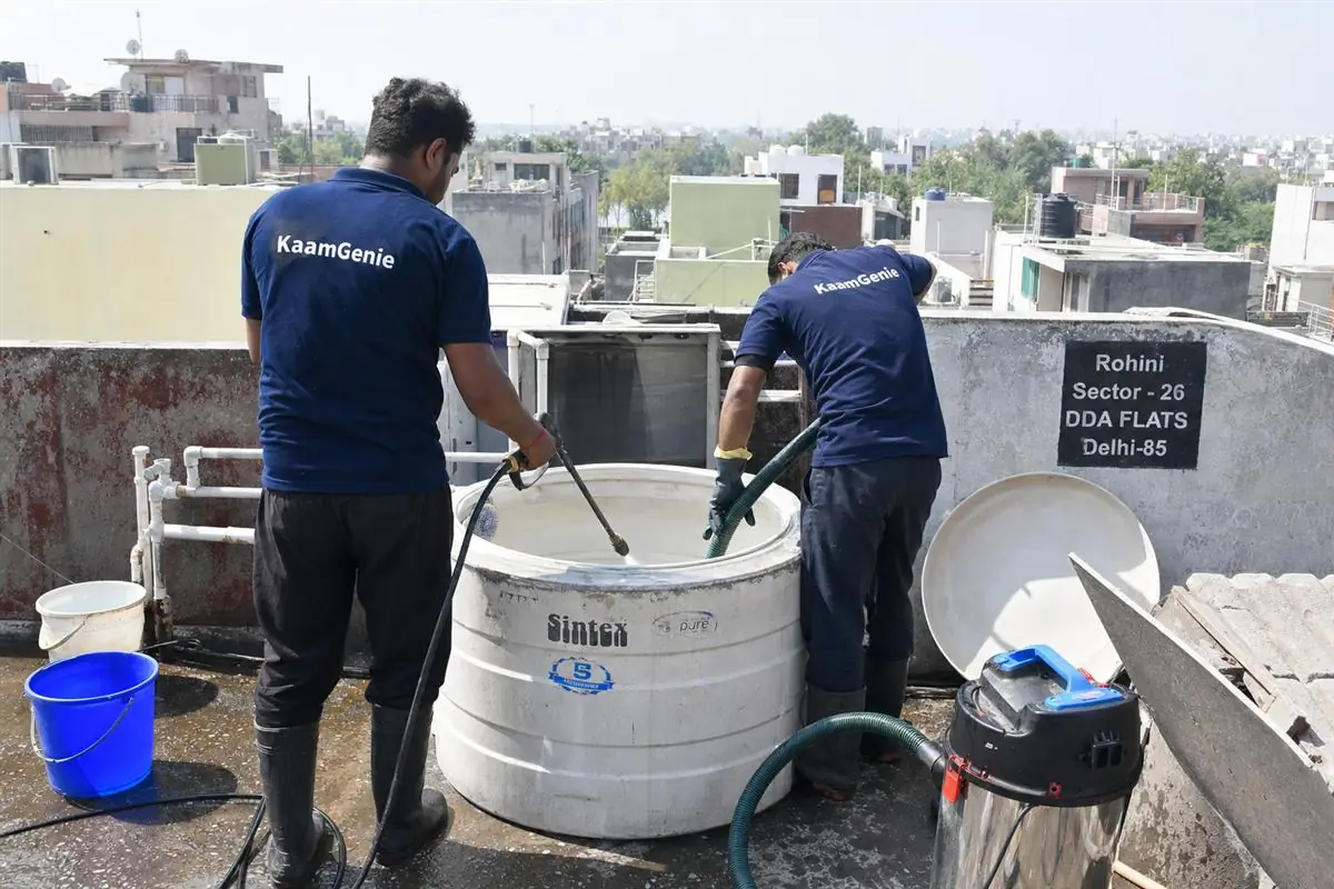 KaamGenie crew cleaning a water tank in Rohini Sector 26, Delhi