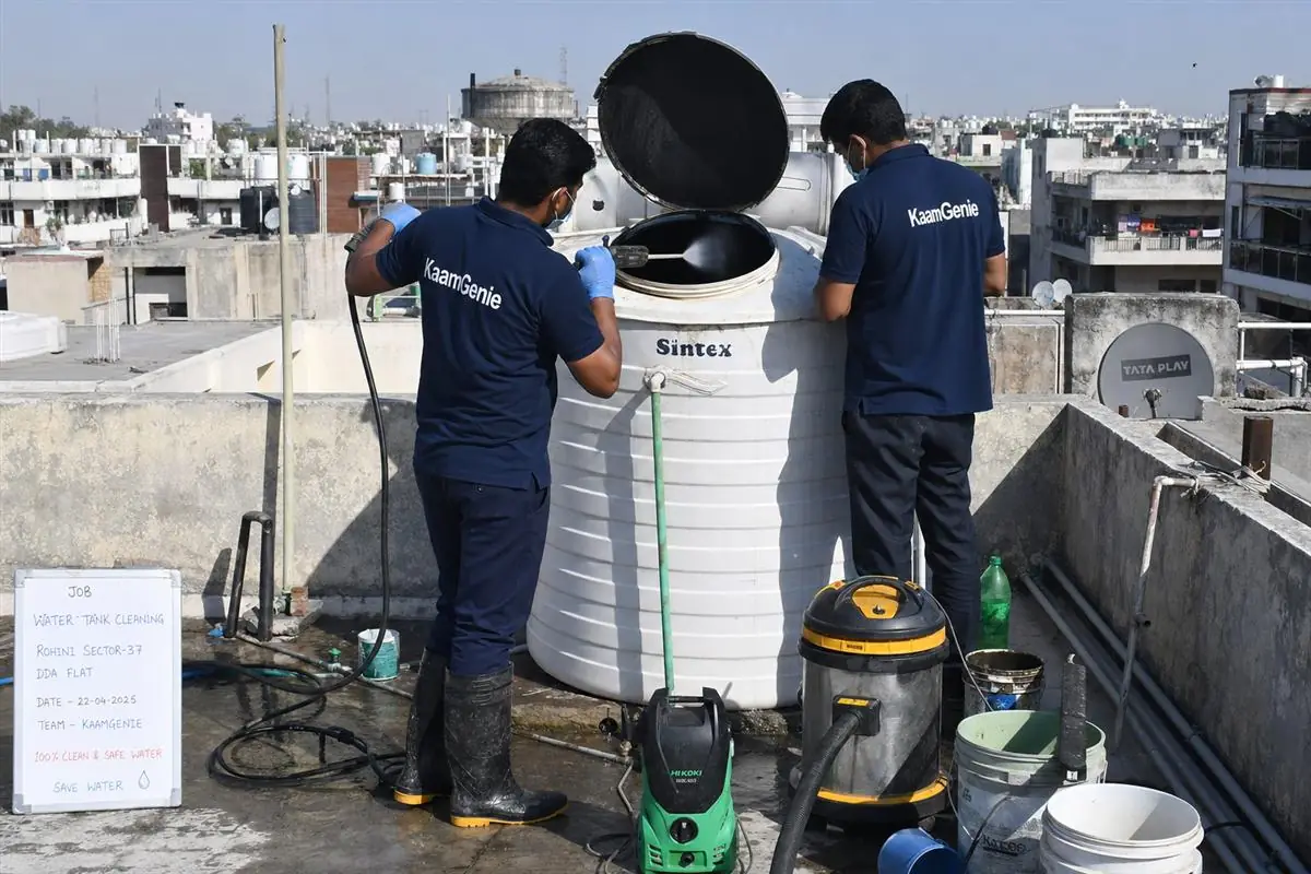 KaamGenie crew cleaning a water tank in Rohini Sector 37, Delhi