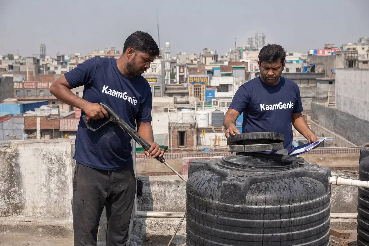 KaamGenie crew cleaning a water tank in Sadar Bazar, North Delhi