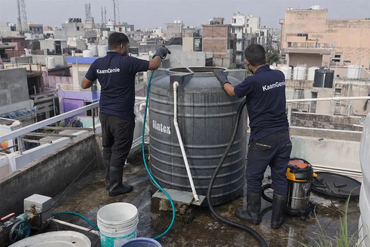 KaamGenie crew cleaning a water tank in Seemapuri, Delhi