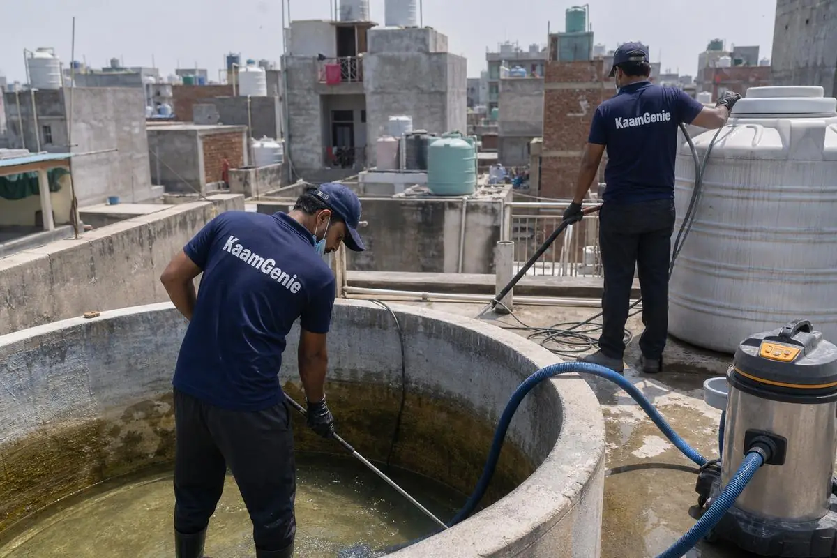 KaamGenie crew cleaning a water tank in Shiv Vihar, East Delhi
