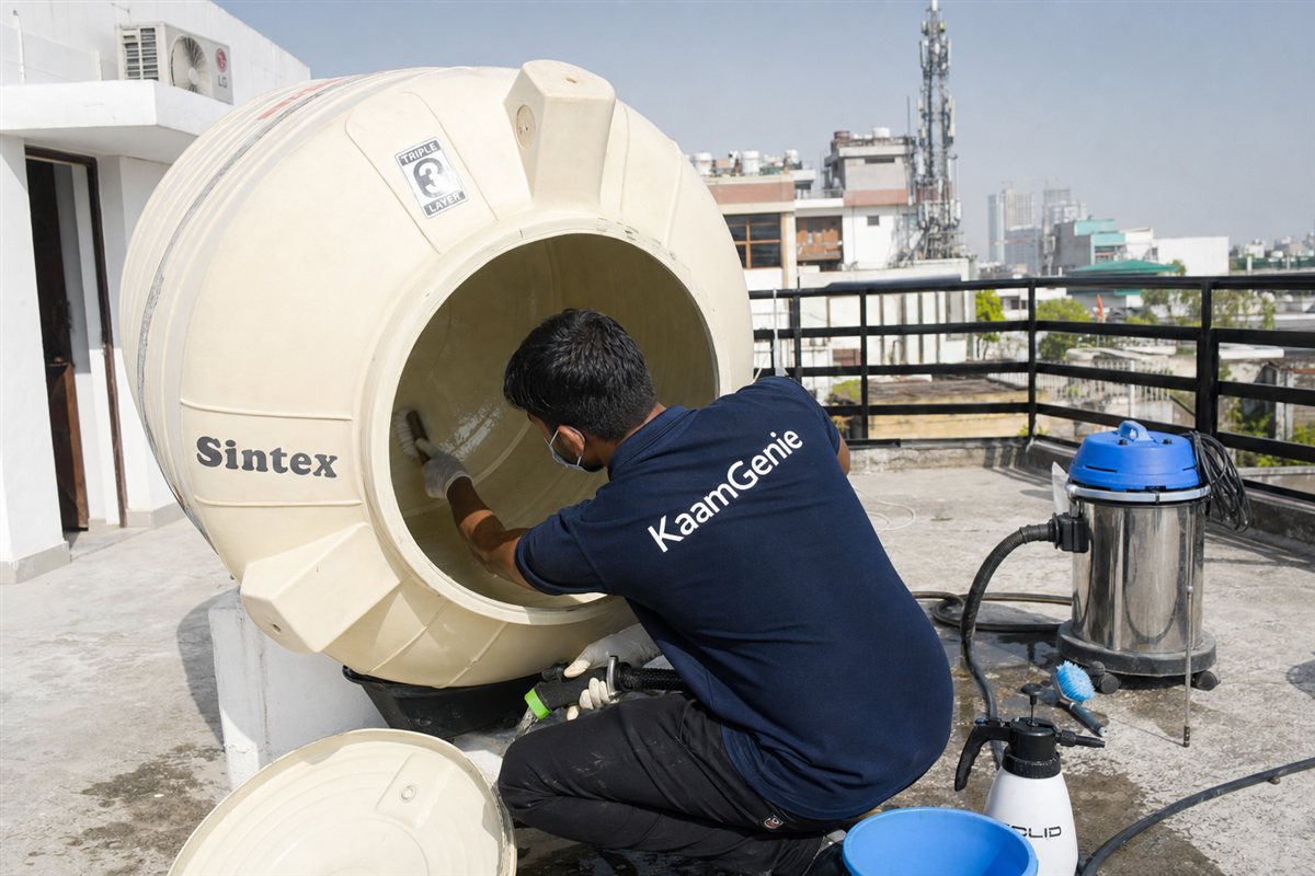 KaamGenie sintex tank cleaning crew arriving at a Delhi home, same-day near-you service